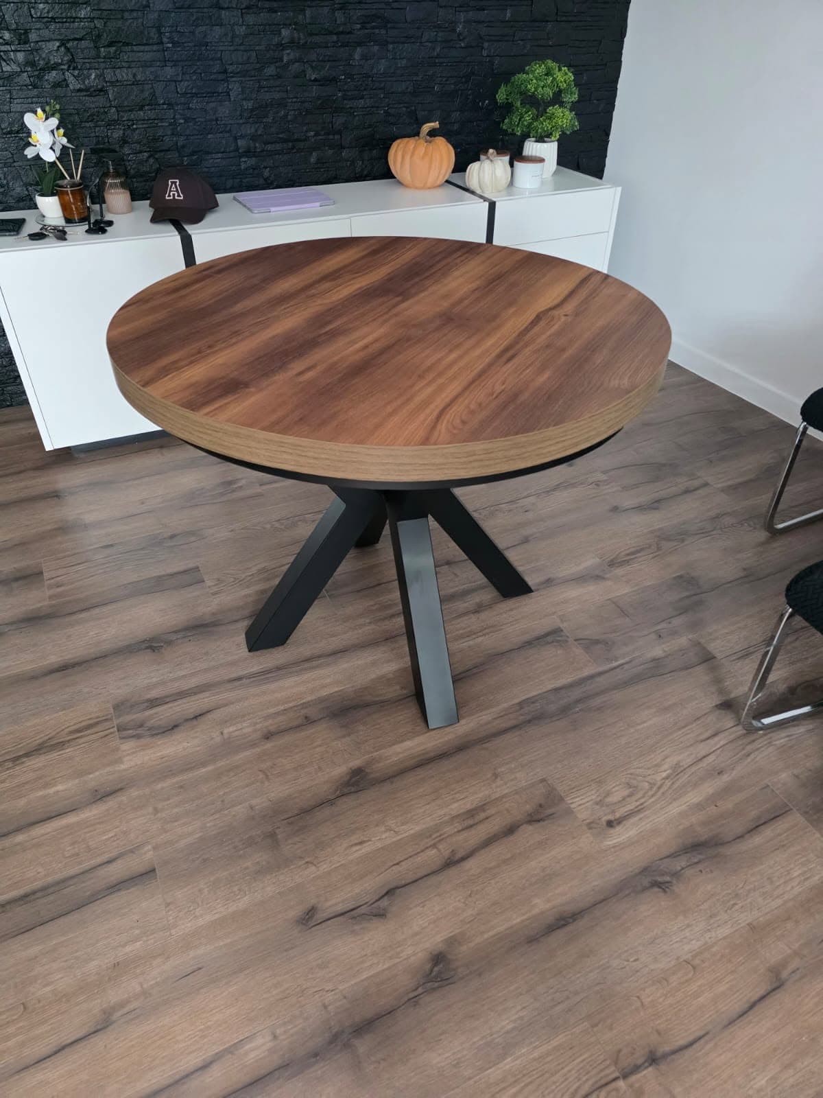 OKRĄGŁY STÓŁ LOFTOWY Z PODSTAWĄ TYPU X – DESIGN, KTÓRY PRZYCIĄGA WZROK! – zdjęcie 1, stol loftowy Stolmax